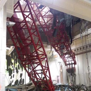 فيديو مؤلم: سقوط رافعة في الحرم المكي بسبب الرياح الشديدة وأنباء عن ضحايا