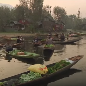 بعد عام على فيضانات كشمير المدمرة.. إعادة فتح سوق بحيرة "دال"