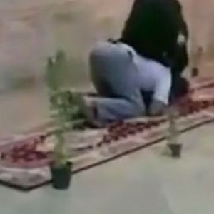 يمني يفرش السجاد الأحمر والورد لإستقبال والدته في مطار الرياض