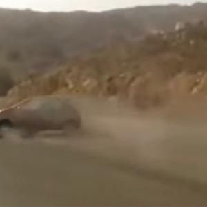 بالفيديو: شاب سعودي يُصور لحظة سقوط " مفحط " في أحد الأودية 