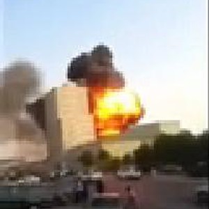 لحظة انفجار خزان وقود في أحد مصانع جدّة وهروب المواطنين