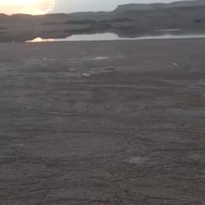 مواطن يُحذر السُكّان من حفرة مياه عميقة مخفية تحت الرمال بالقريات