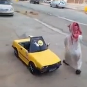 بالفيديو : سعودي قصير القامة يوفر لنفسه أصغر سيارة في العالم لتفادي أزمة الرياض