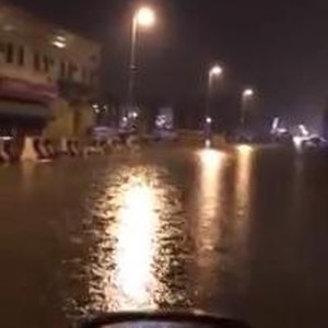 السيول تغلق طريق حديث التأسيس في الرياض بعد تحوله إلى بحيرة بعد الأمطار