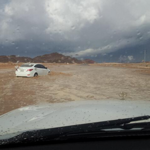 بالصور: مشاهد من بداية تشكل السيول في محافظة الوجه