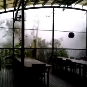 عاصفة قوية تضرب قرية كوراندا بأستراليا