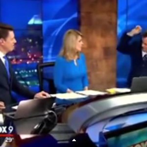 شماعة الملابس تعرض مذيع نشرة جوية لموقف محرج على الهواء 