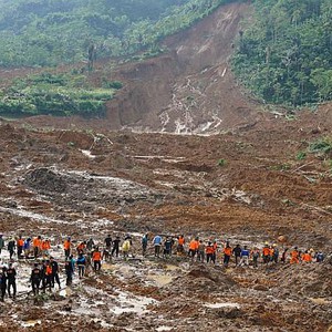 إندونيسيا: الخوف والهلع يصيبان سكان قرية بسبب انهيار أرضي