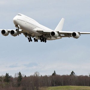 خلل فني يُجبر طياراً على الهبوط بعجلة واحدة على أرض المطار 