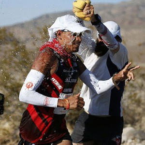 قائد عسكري سعودي يقود السيول وكأنها صفُّ من الجنود في الطابور العسكري 