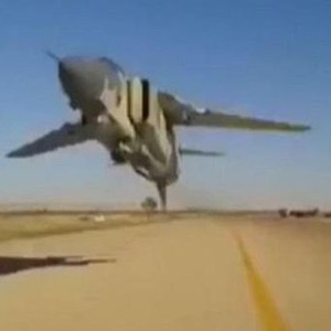 ليبي ينجو من الموت بأعجوبة قبل اصطدام طائرة حربية برأسه