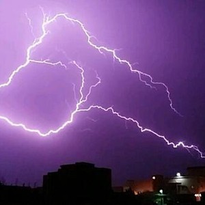 لحظة بداية تساقط الأمطار الرعدية والبرد على الرياض فجر السبت