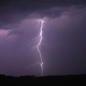 مصورون يلتقطون فيديو لبرق قوي وقريب جداً