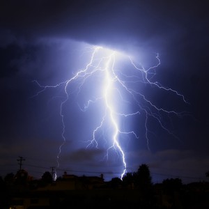 فيديو : عاصفة رعدية شديدة و برد كثيف و حفر الباطن في قلب العاصفة