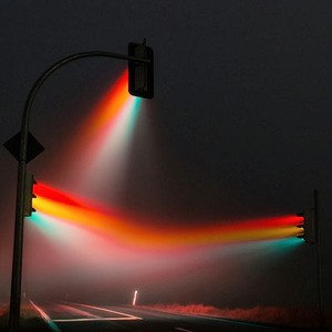 بالصور : مشاهد رائعة للإشارات الضوئية وسط الضباب