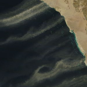 بالصور : ناسا ترصد عدّة مشاهد لاندفاع الغبار من السعودية إلى مياه البحر الأحمر نهار الإثنين