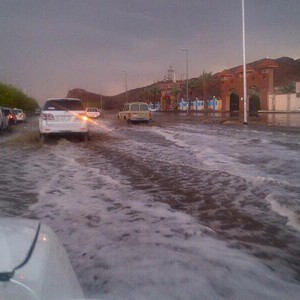 بالصور : الأمطار تعم المدينة المنورة و المزيد مع ساعات المساء و يومي الأربعاء و الخميس