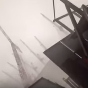 فيديو يُظهر الرافعة التي سقطت في الحرم المكي ولحظة سقوطها