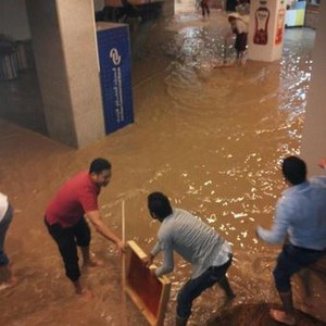 بالفيديو : لحظات مداهمة السيول لأحد المولات الشهيرة في عمّان
