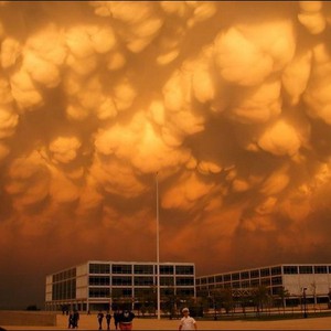 سُحب الماماتوس المُثيرة للجدل وحقيقة ظهورها في سماء مكة المكرمة مساء الجُمعة!