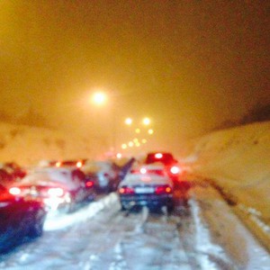 صور : طريق عمان - مطار الملكة علياء مغلق و احتجاز مئات السيارات