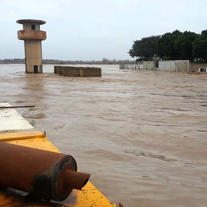 أسهل طريقة لإخراج سيارتك العالقة بالرمال دون عناء