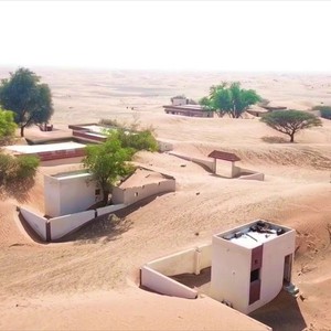 شاهد الفيديو | الرياح القوية والرمال الزاحفة تُهجِر سكان قرية إماراتية حديثة وتخفي ملامحها