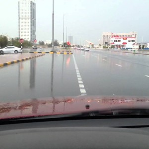 بالفيديو: رجل أمن يترك ابنه وحيداً لإنقاذ مصابين في حادث بالباحة