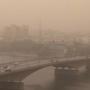 لحظة انقاذ مُسن سعودي جرفته السيول في عُمان 