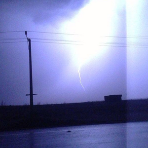 بالصور : البروق تحول ليل القريات إلى نهار . و انقطاع الكهرباء عن بعض الأحياء