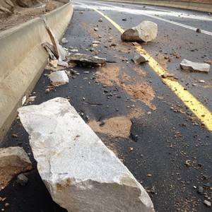 بالصور : الصُخور تتساقط على الطريق جنوب شرق مكّة المكرمة 