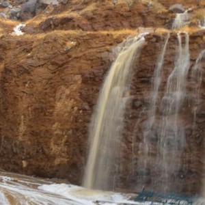 تدفق الشلالات على جبال مكة المكرمة الخميس جراء الأمطار الغزيرة 