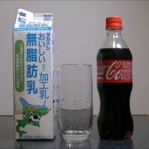 بالفيديو : شاهد ماذا يحدث لمشروب كوكا كولا إذا أضفت إليه الحليب