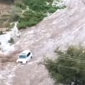 مصور يغامر بحياته لينقذ زوجان من سيل "وادي الشهران"