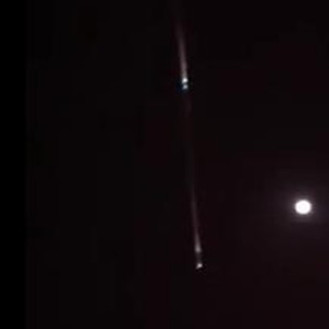 بالفيديو : شاهد منظر سقوط النيزك بالتزامن مع وجود القمر البدر في سماء مهد الذهب