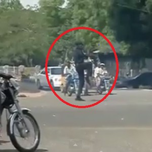 فيديو طريف: أغرب شرطي مرور يمكن أن تراه في حياتك ! 