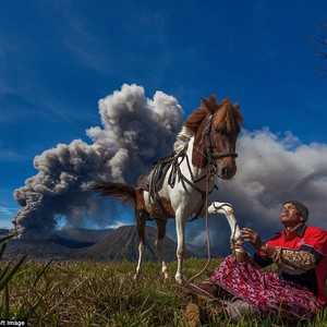 صور مذهلة للسكان المحليين.. الخيول والبراكين في إندونيسيا