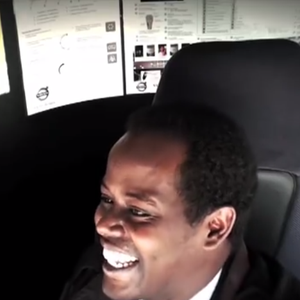 فيديو مؤثر : سائق باص صومالي في الدنمارك يتلقى مفاجأة من الرُكاب بمناسبة عيد ميلاده .. جعلته يدمع من الفرح