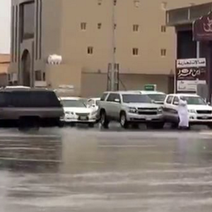 بسبب "غامرة".. تعطل إشارات المرور في بريدة والمواطنون ينظمون السير