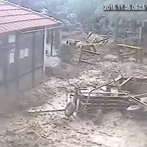 مشهد مرعب لسيول قوية داهمت متنزها في عمان 