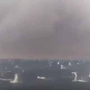 فيديو مخيف: برد عملاق يسقط كالقذائف على مركبة في وسط البحر