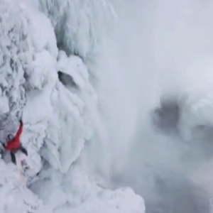 مغامر يتسلق شلالات نياجرا بعد تجمّدها!