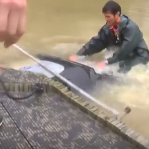  لويزيانا.. إنقاذ سيدة من سيارة غارقة 