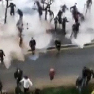 فيديو : هروب جماعي للمتفرجين بعد أن ضربتهم موجة بحرية عملاقة على حين غرّة 