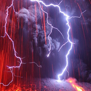 شاهد لحظة ثوران بركان ساكوراجيما في اليابان مصحوباً بالبروق 