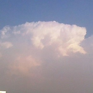 بالصور: سحابة ضخمة فوق الجبال يُمكن رؤيتها من دبي والشارقة