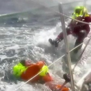 لحظات انقاذ رجل سقط في البحر بعد أن تقاذفته أمواج المحيط لساعات