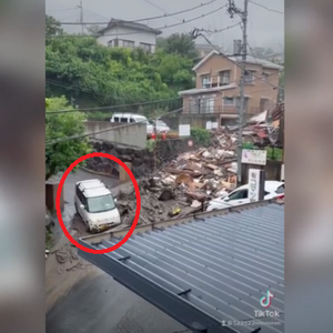 بالفيديو | 9 ثواني فصلت بينه وبين الموت .. شاهد لحظة نجاة سائق ياباني من انهيار أرضي طيني جارف باللحظة الأخيرة