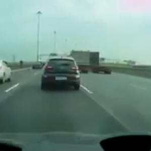 بالفيديو: حادث مروّع بين دراجة نارية وسيارة