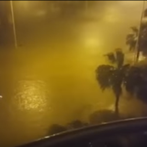 أمطار تطوان تغرق سيارة أجرة وبداخلها سائق